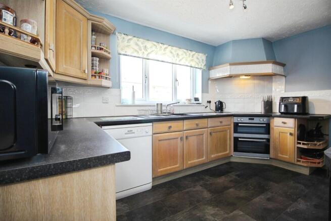 4 bed Detached for sale Image 8