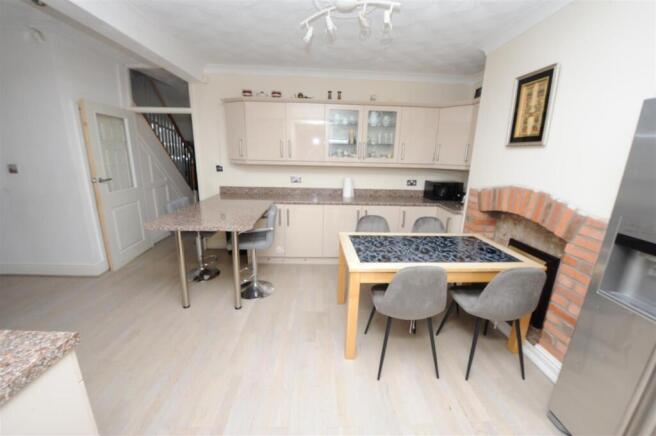 5 bed Semi-Detached for sale Image 9