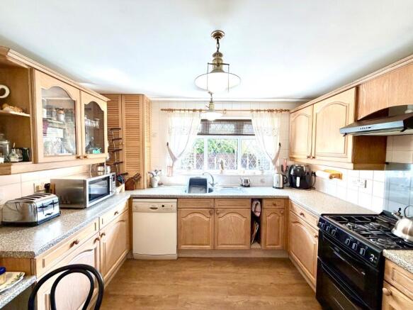 4 bed Detached for sale Image 6
