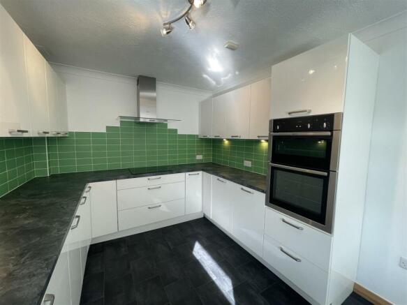 LARGE KITCHEN DINER