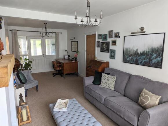 Living Room (2) (Large).jpg