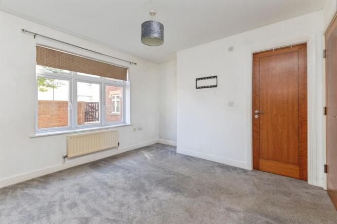 3 bed Ground Flat for sale Image 8