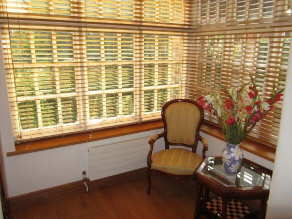GLAZED SEATING AREA