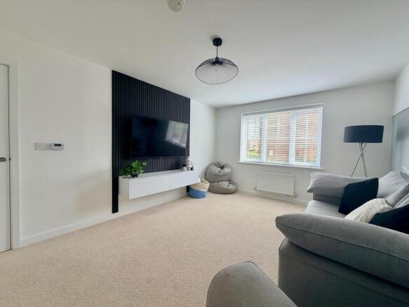 5 bed Detached to rent Image 7