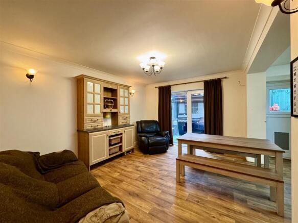 5 bed Detached for sale Image 11
