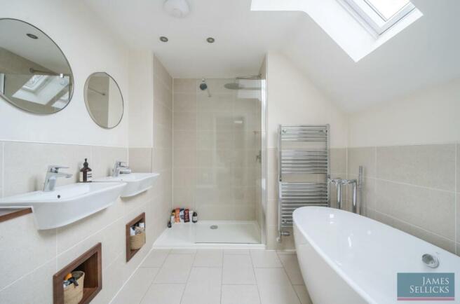 Master ensuite bathroom