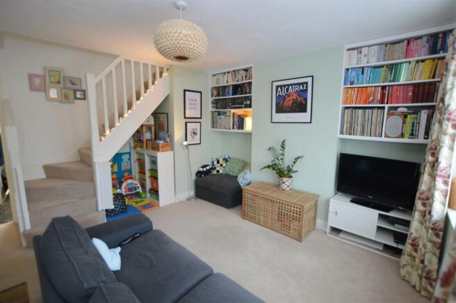 5 Willowdene Close living room2.jpg
