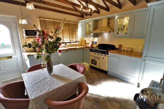Kitchen3.JPG