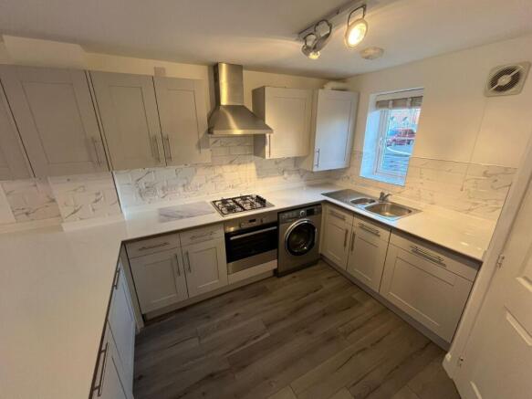3 bed End of Terrace to rent Image 4