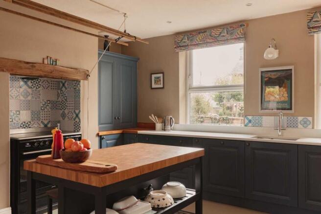 5 bed Detached for sale Image 9