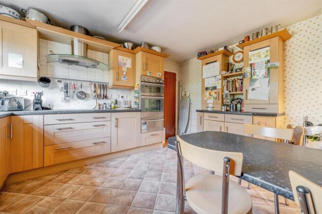 KITCHEN / DINING ROOM