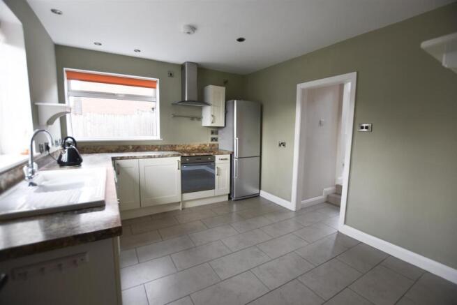 MODERN FITTED KITCHEN