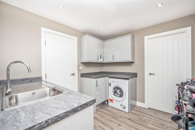 4 bed Detached for sale Image 9