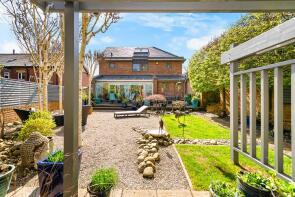16a, Holly Park, Leeds LS17 0BT
