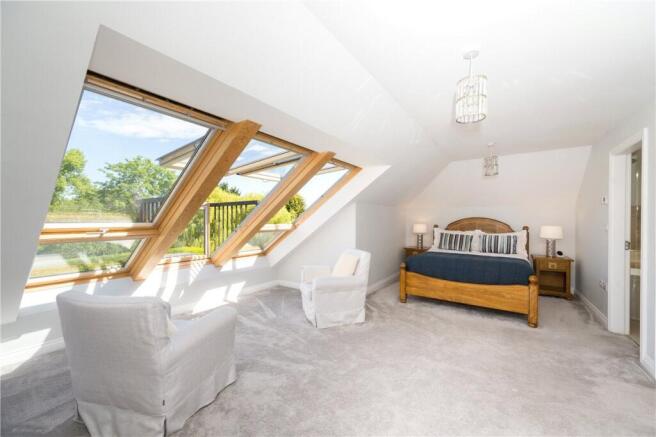 5 bed Detached for sale Image 10
