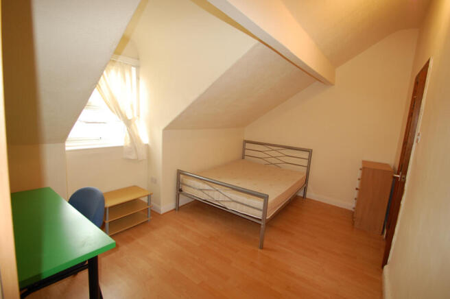 6 bed House to rent Image 5