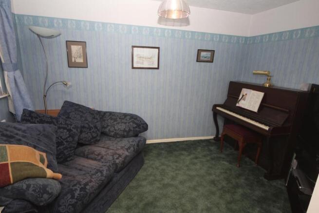 FAMILY/SITTING ROOM