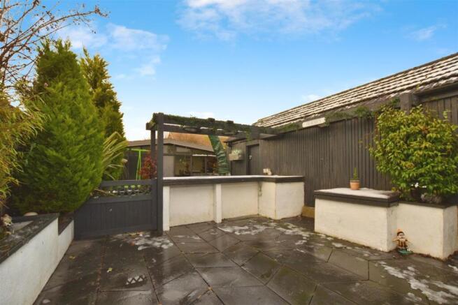 2af4878a-garden 20patio.JPG