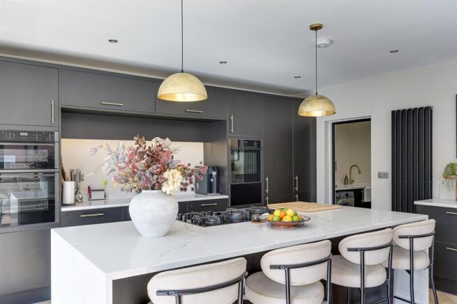 4 bed Detached for sale Image 7