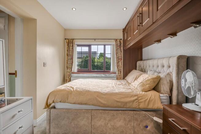 5 bed Detached for sale Image 12