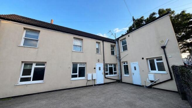 Bright and tidy exterior with spacious forecour...