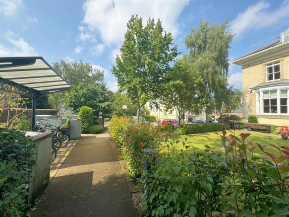 2 bed Apartment to rent Image 11