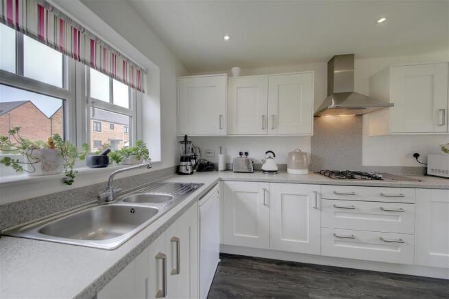 L SHAPED KITCHEN \ DINER \ FAMILY ROOM