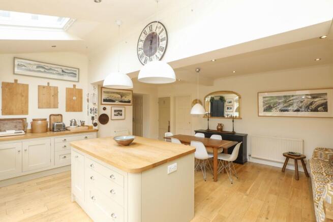 4 bed Semi-Detached for sale Image 8