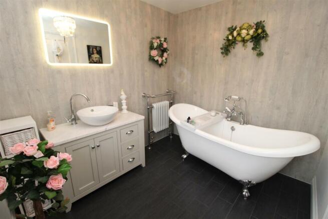 EN SUITE BATHROOM
