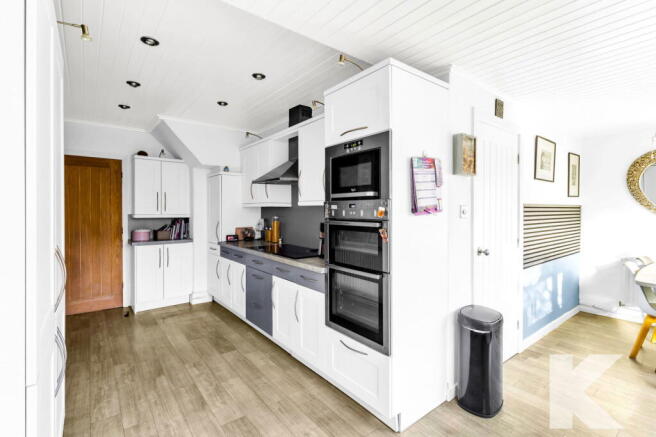 5 bed Semi-Detached for sale Image 7