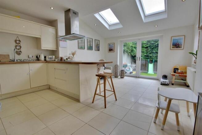 3 bed Semi-Detached for sale Image 6