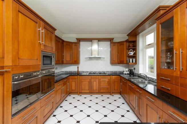 4 bed House for sale Image 4