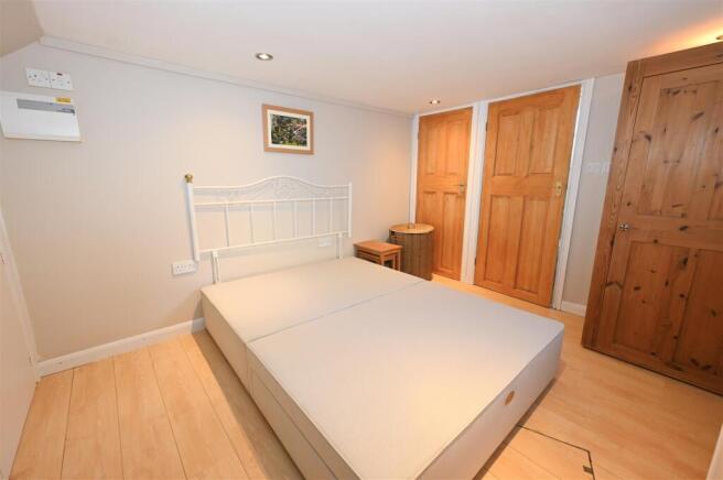 5 bed Semi-Detached for sale Image 10