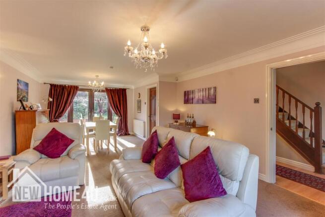 LOUNGE / DINING ROOM: