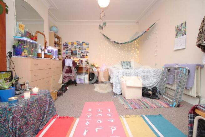 4 bed House to rent Image 5