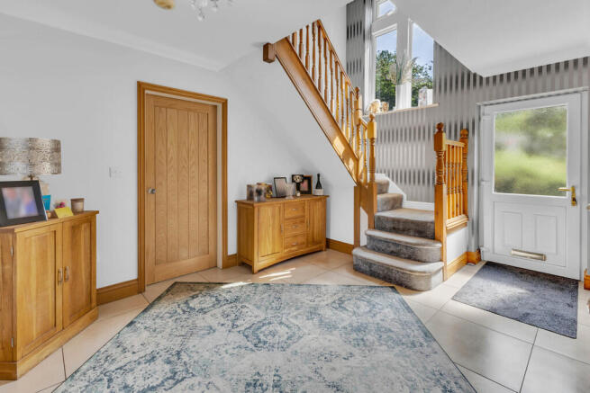 5 bed Detached for sale Image 11
