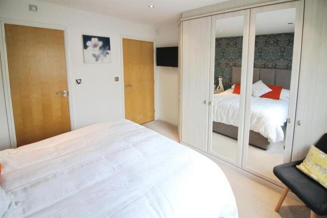 2 bed Flat for sale Image 7