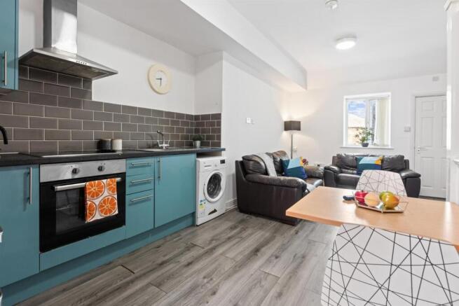 3 bed Flat to rent Image 4