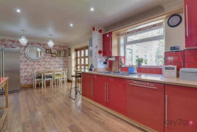 5 bed Detached to rent Image 6