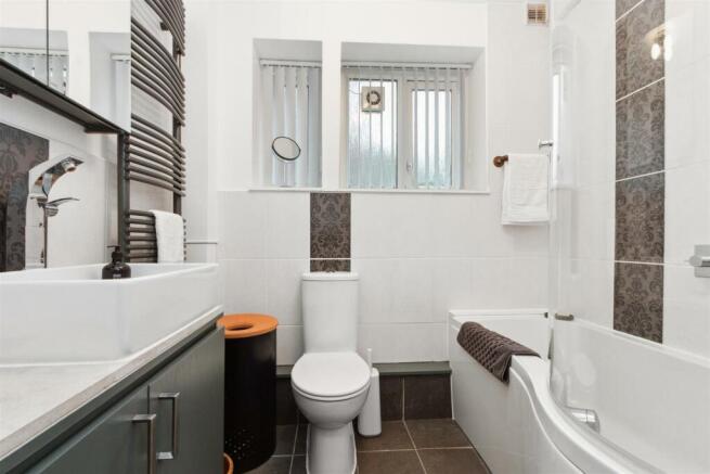 18 Wandle Way, Earlsfield bathroom 1.jpg