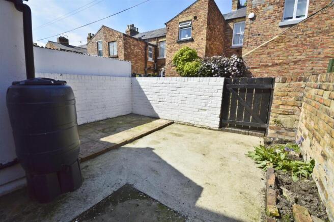 3 bed Terraced to rent Image 7