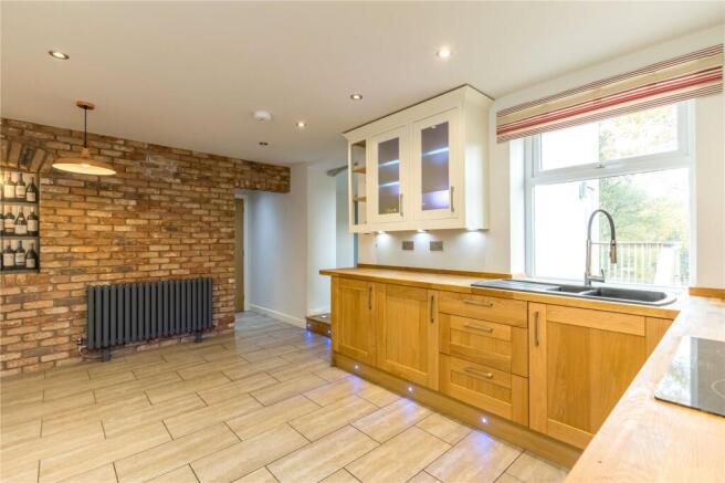 4 bed Detached for sale Image 11