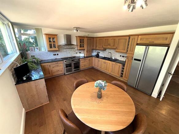 KITCHEN/BREAKFAST ROOM