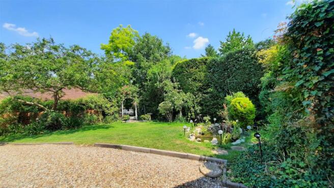 DELIGHTFUL SECLUDED REAR AND SIDE GARDENS