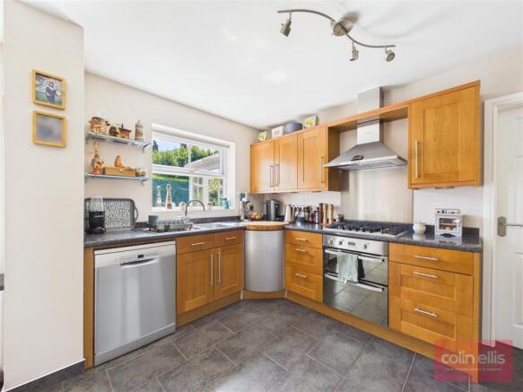 5 bed Detached for sale Image 11