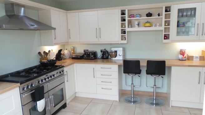 KITCHEN/BREAKFAST RO