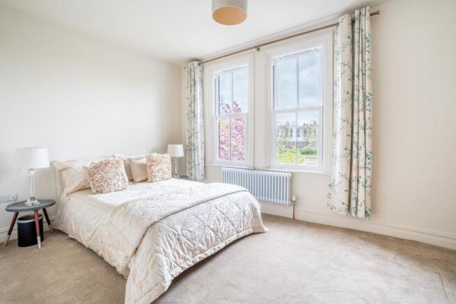 5 bed Town House for sale Image 7