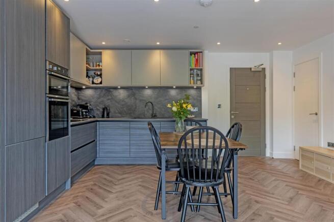 2 bed Flat for sale Image 4
