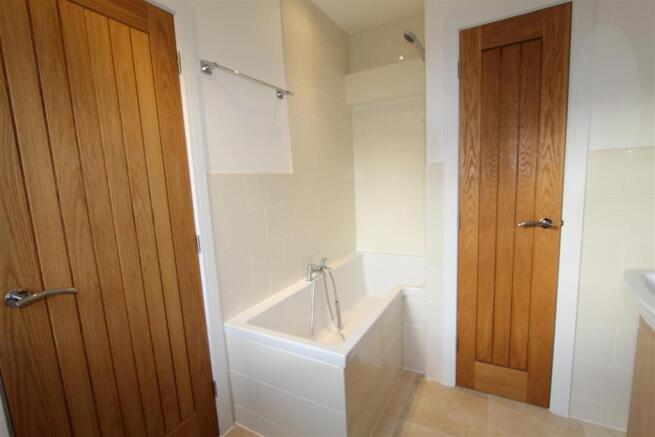 EN-SUITE BATHROOM