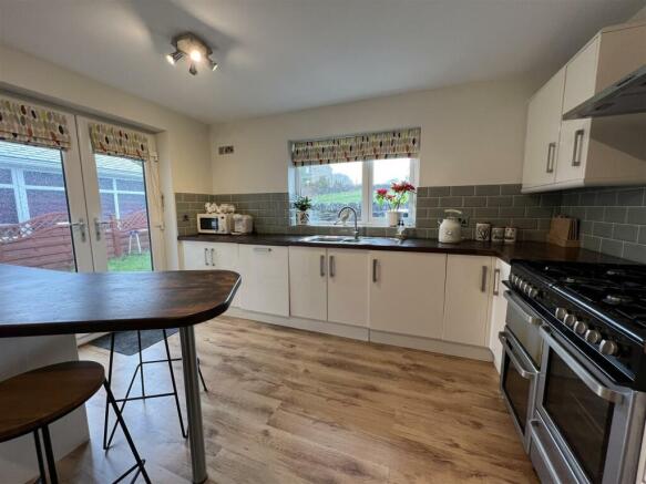 OPEN-PLAN DINING KITCHEN
